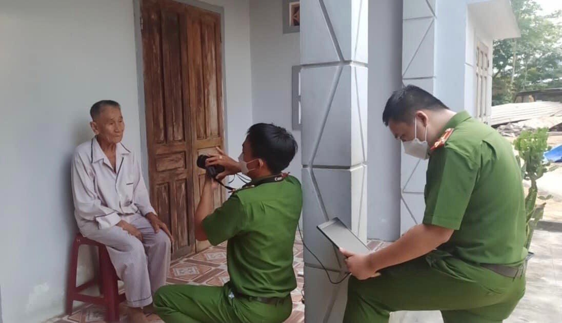 Công an cấp xã ở Phú Ninh đến tận nhà người già yếu để hỗ trợ làm CCCD. Ảnh: L.T